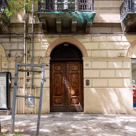 Domus Politeama Apartment